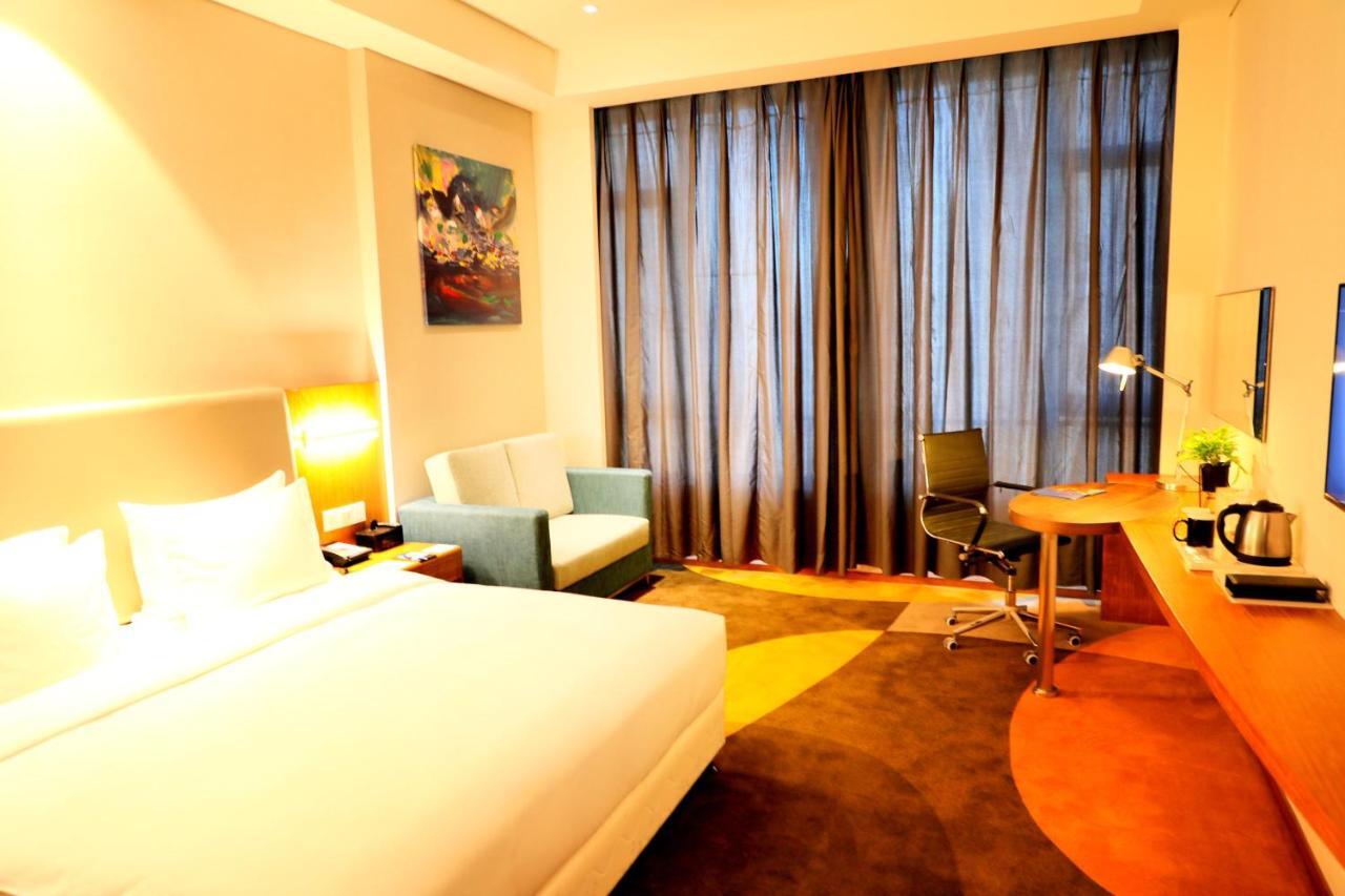 Holiday Inn Express Luoyang Xiyuan Exterior foto